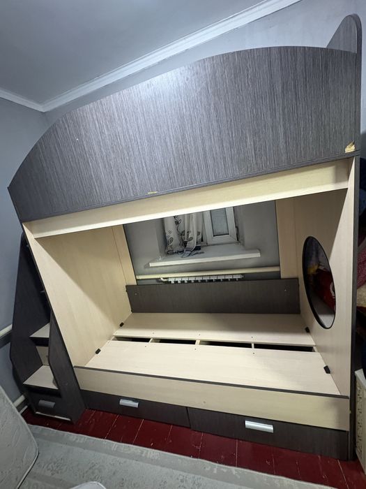 Двухяросный кровать