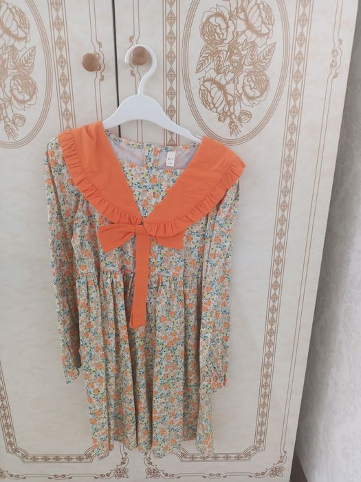 Жаңа жылдық киімдер сатылады