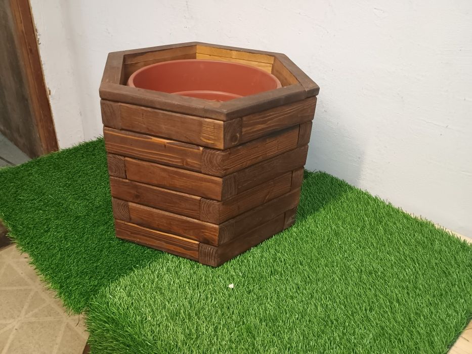 Дървена кашпа ( шестоъгълна )