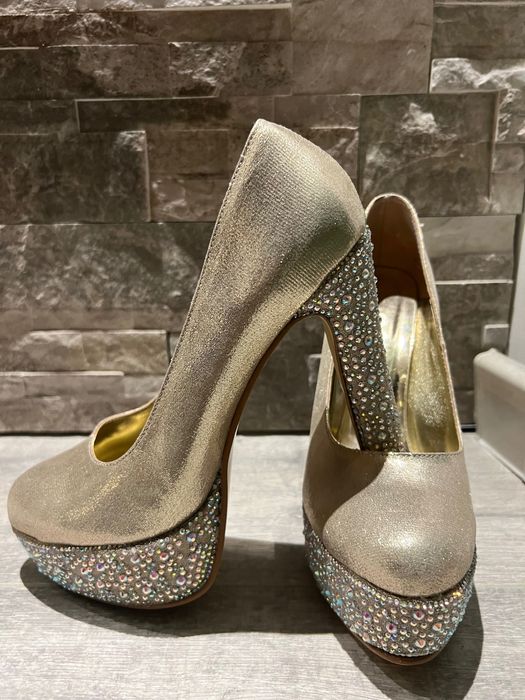 Чисто нови  обувки