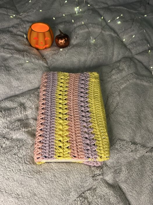 Husă croșetată pentru carte - Curcubeu, Pastel & Dantelă Handmade
