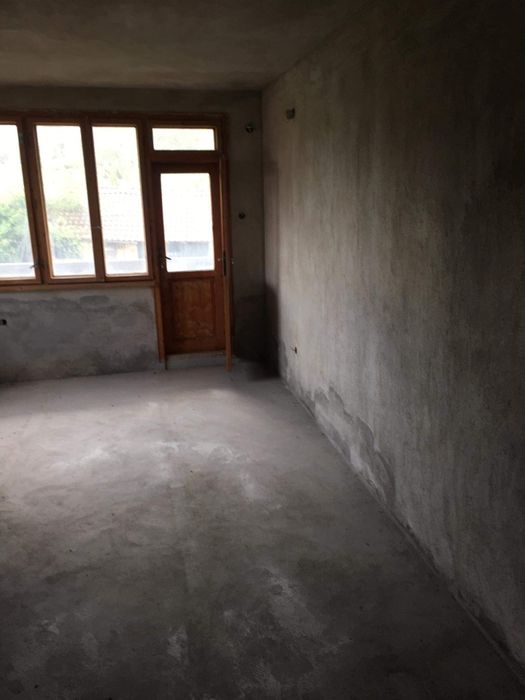 3 етажно жилище с дворно място