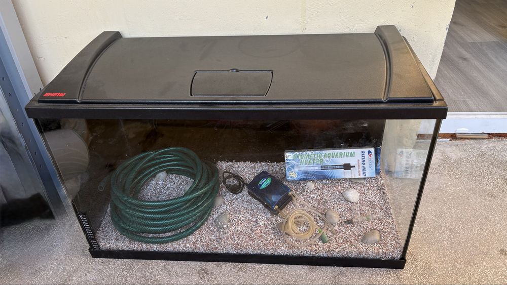 Acavriu spatios de la Eheim cu 126 Litri capacitate, cu accesoriile din poza