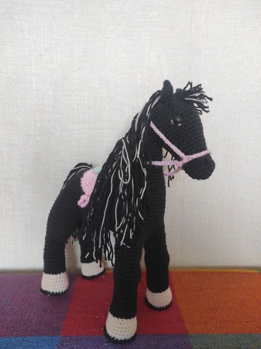 Продам лошадку вязанную