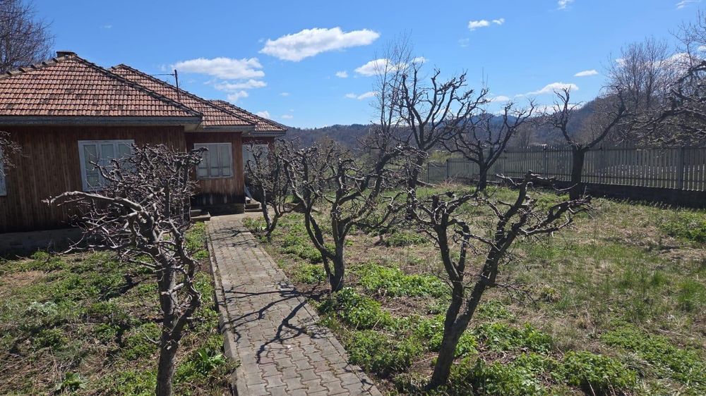 Vând casă la țară