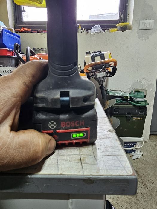 Bormașină Bosch de 18v cu 2 baterii de4ah si încărcător.