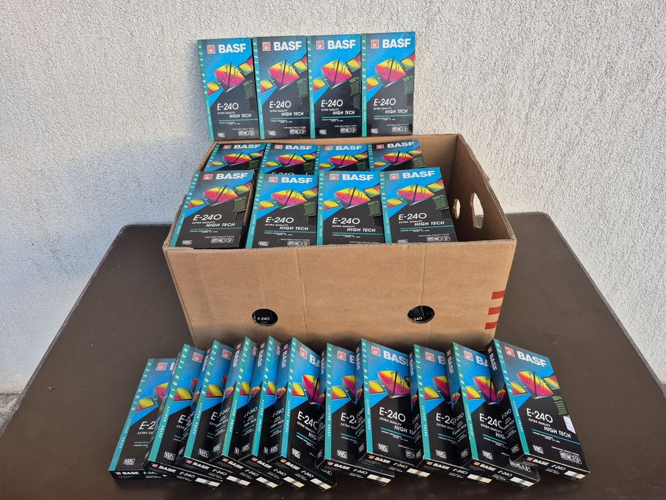 Vând o colecție de 18 casete video VHS originale Basf de 240 de minute