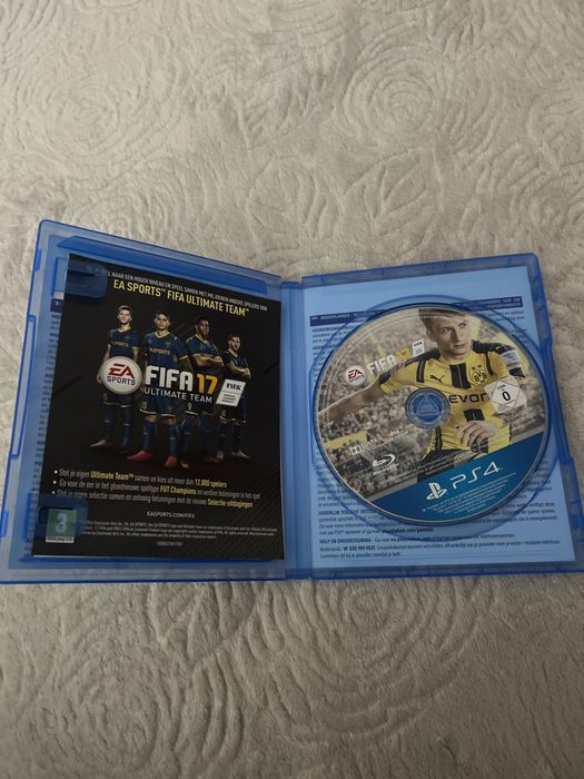 Дискове с видеоигри за PS4 и PS3