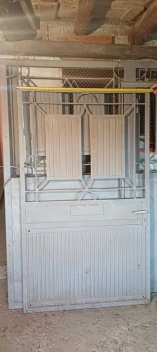 Желязна пътна врата