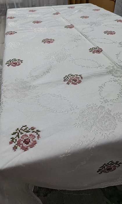 Fața de masa lucrata manual deosebita.