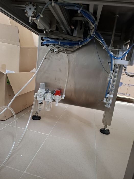 Машина за запечатване на кофички с алуминиево фолио