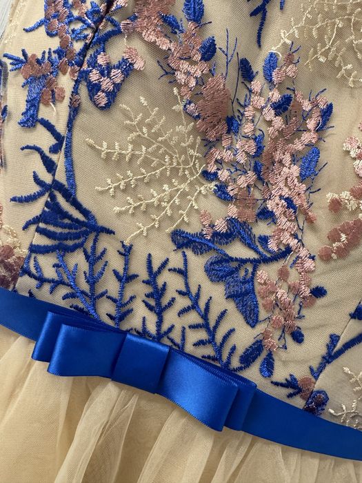 Рокля с тюл в бежаво и синьо