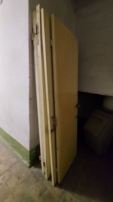 Продам пластиковую дверь.