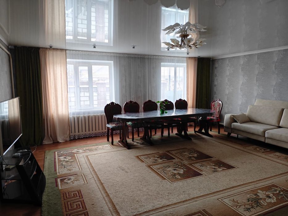 Стол и стулья для гостиной