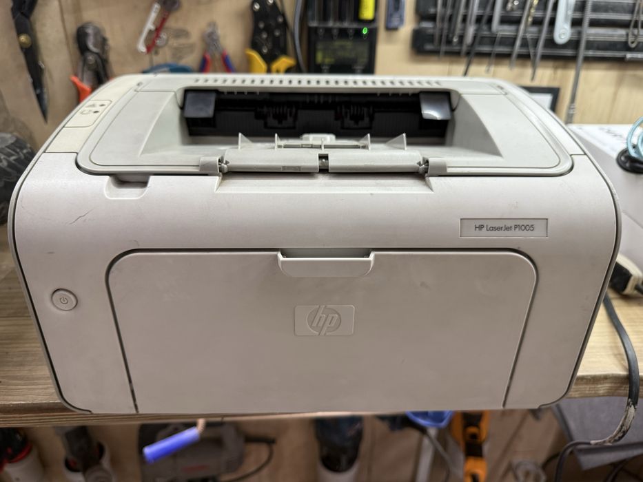 Лазерный принтер HP P1005 с новым картриджом.