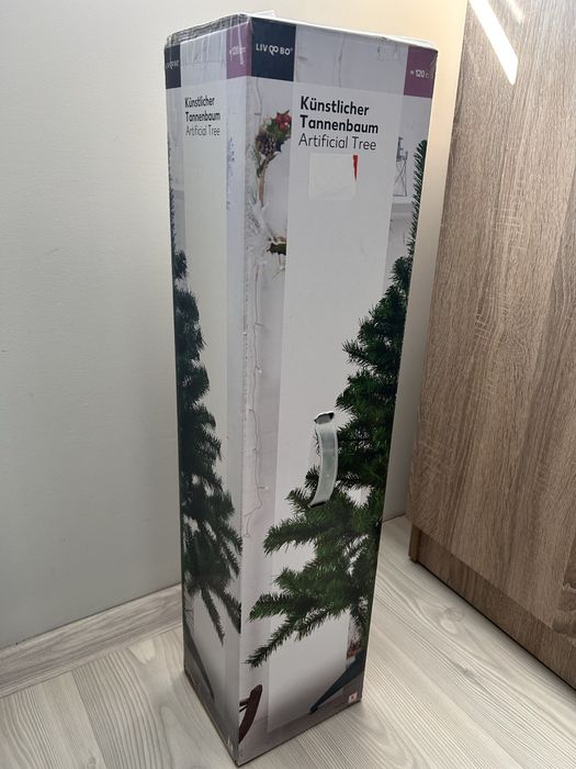 Изкуствена Коледна елха и светещи лампички