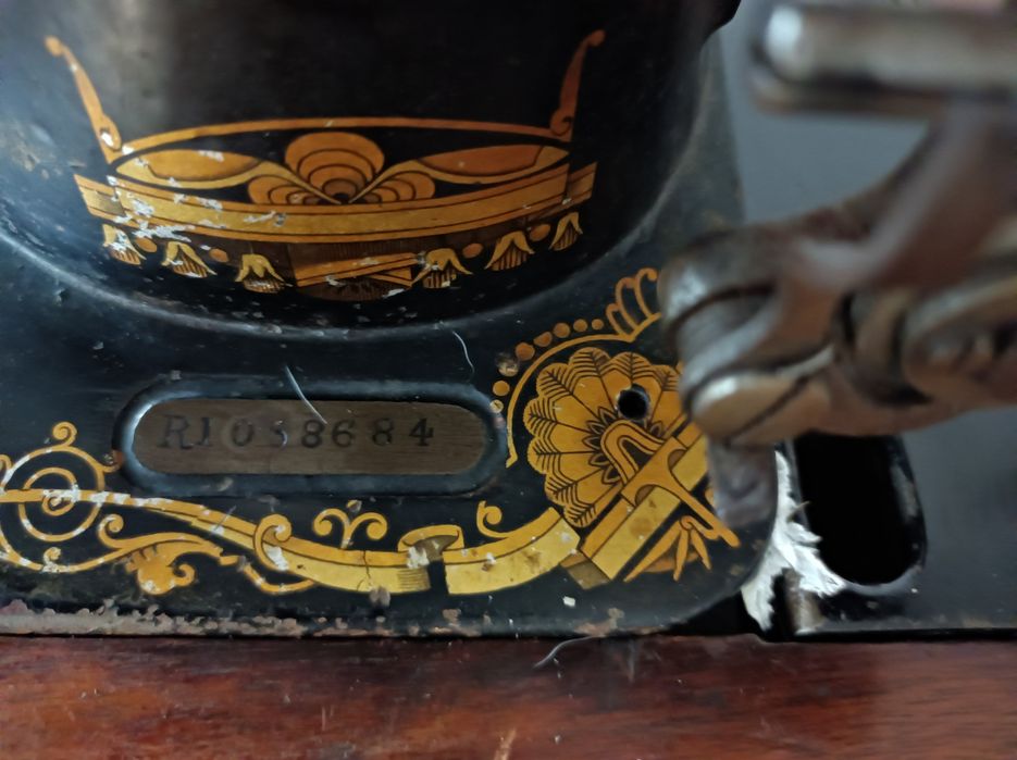 Vând sau la schimb Singer în stare bună de funcționare și estetică.