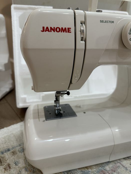 Продам швейную машинку Janome 2212.