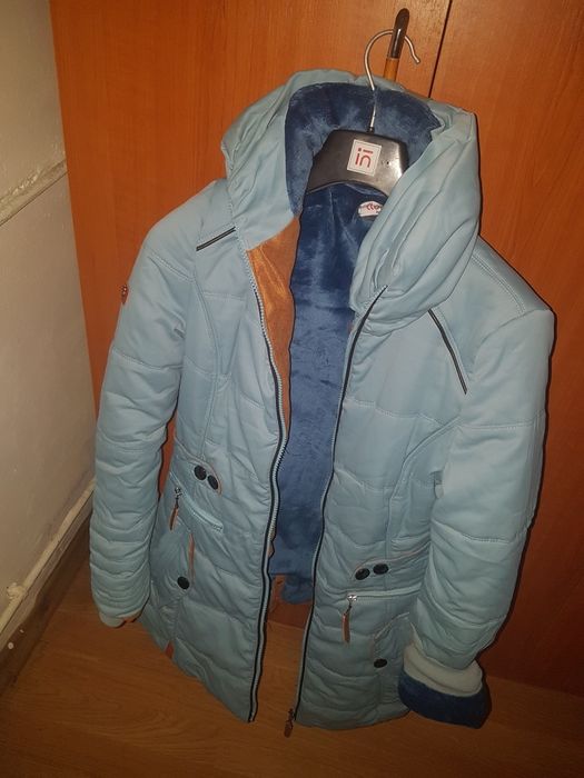 Vand geaca firma  blanita înăuntru de iarnă e ok sau si bijuterii