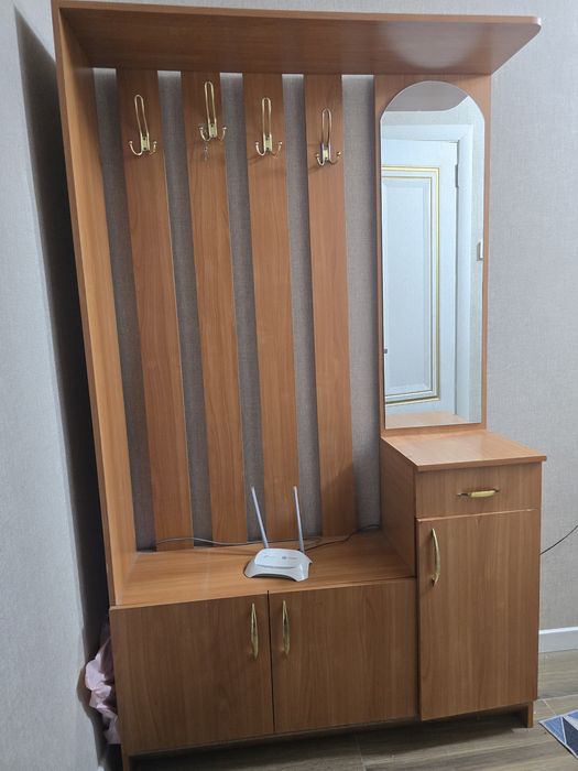 Шкаф в прихожую в хорошем состоянии