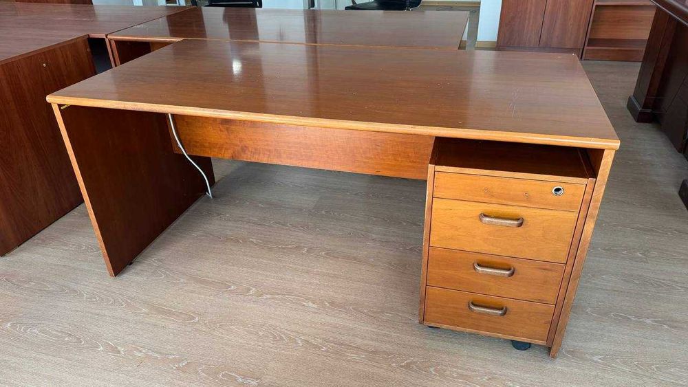 Продам столы - учебные, офисные с тумбой, стол для переговоров