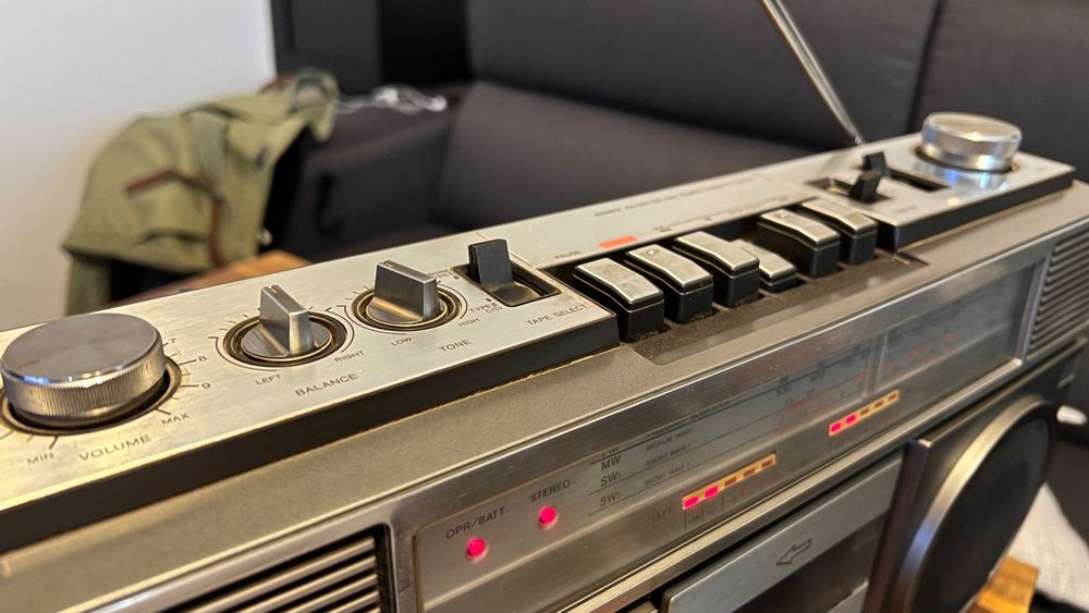 Radiocasetofon original Sony CFS-65S, fabricat în anii 1980.