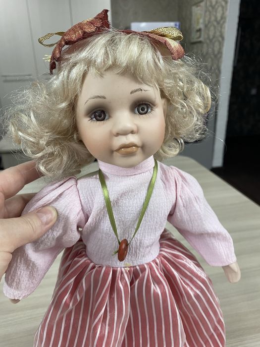 Фарфоровая кукла