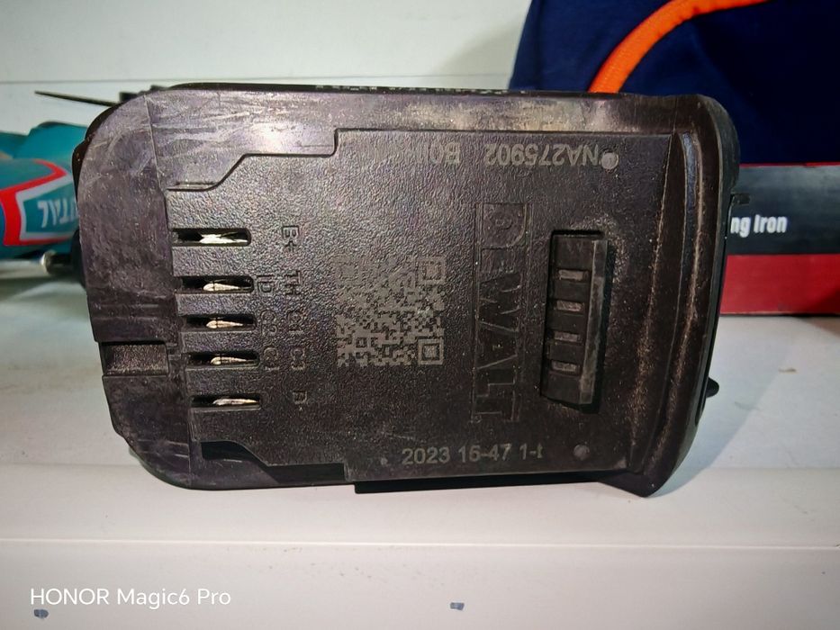 Акумулаторен винтоверт DeWALT ударен с 2 батерии и зарядно, 18 V, 1.7