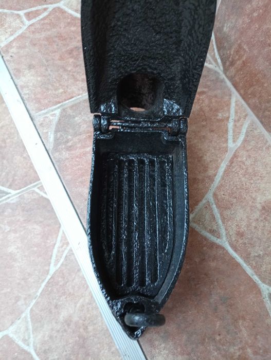 Vând fier calcat vechi  cu horn, ( model franțuzesc).