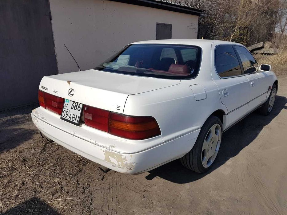автомобиль Lexus LS400