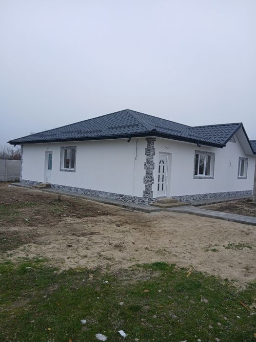 Vănd casă la cheie pe parter in Balș  str.Cireșului