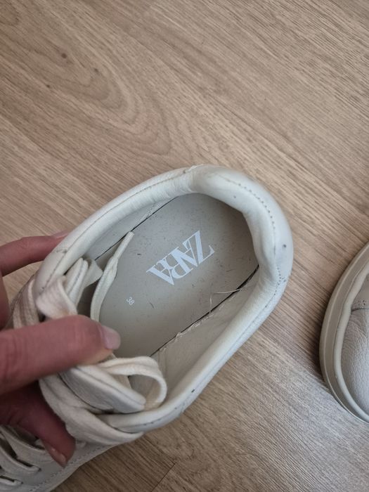 Дамски кецове екрю Zara