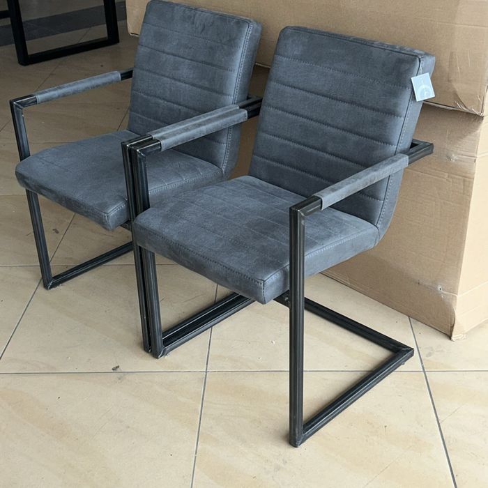 Scaune noi de vanzare