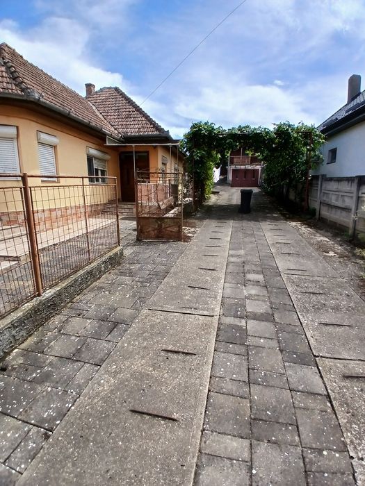 Casă de vânzare cu teren aferent
