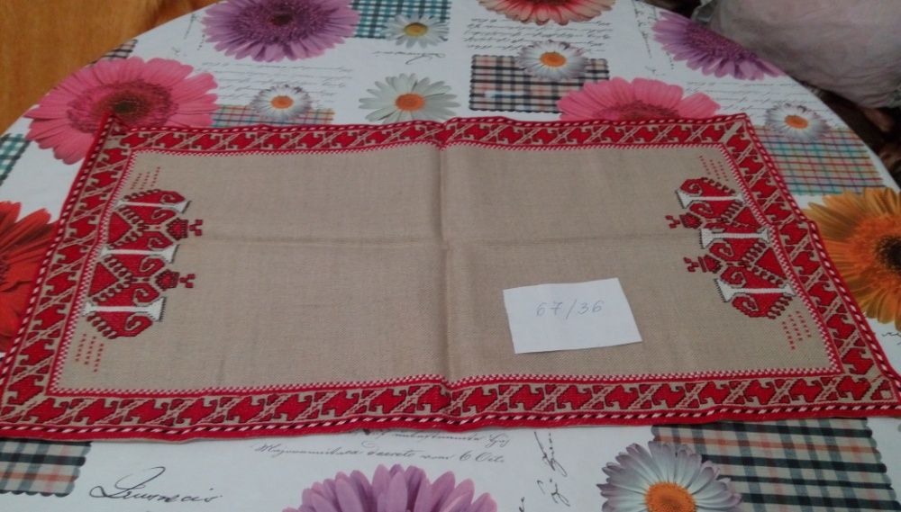 ръчно бродирано каре