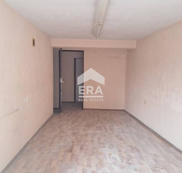 Партерен гараж, завършен до ключ, за продажба, с лице към улица, в рай