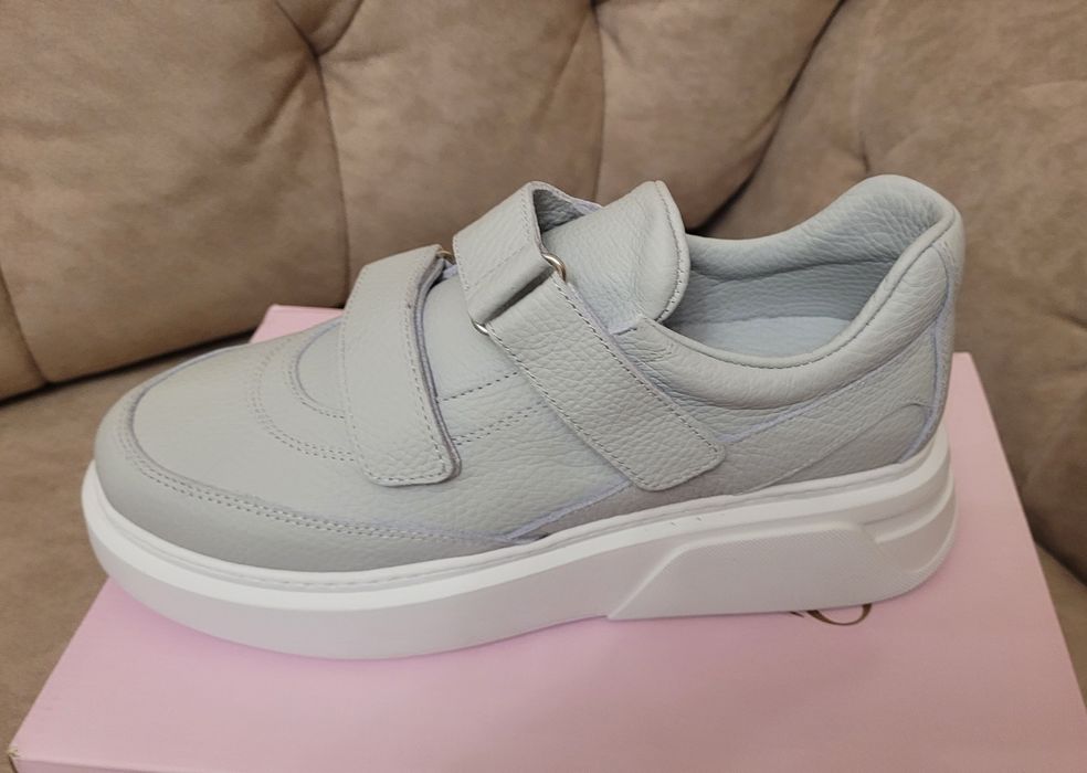 Женские кроссовки 40р