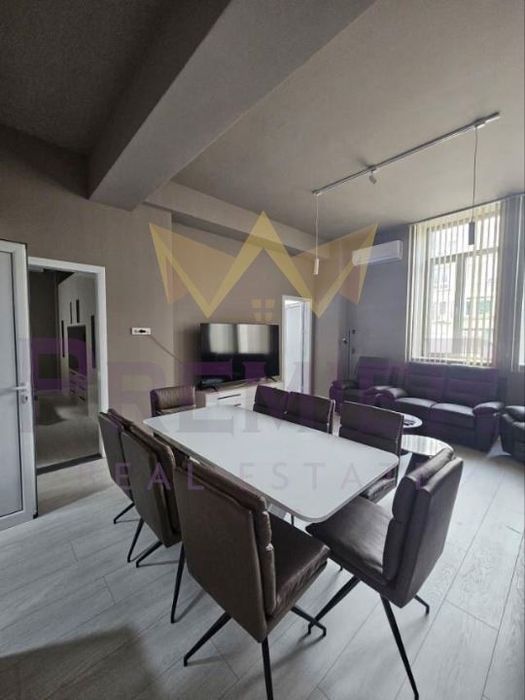 Дава се под наем Тристаен апартамент в Варна, Център - 130 кв.м за 1400 € - Снимка #1