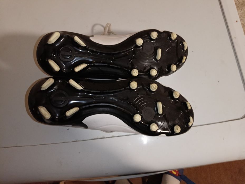 Продавам бутонки за футбол