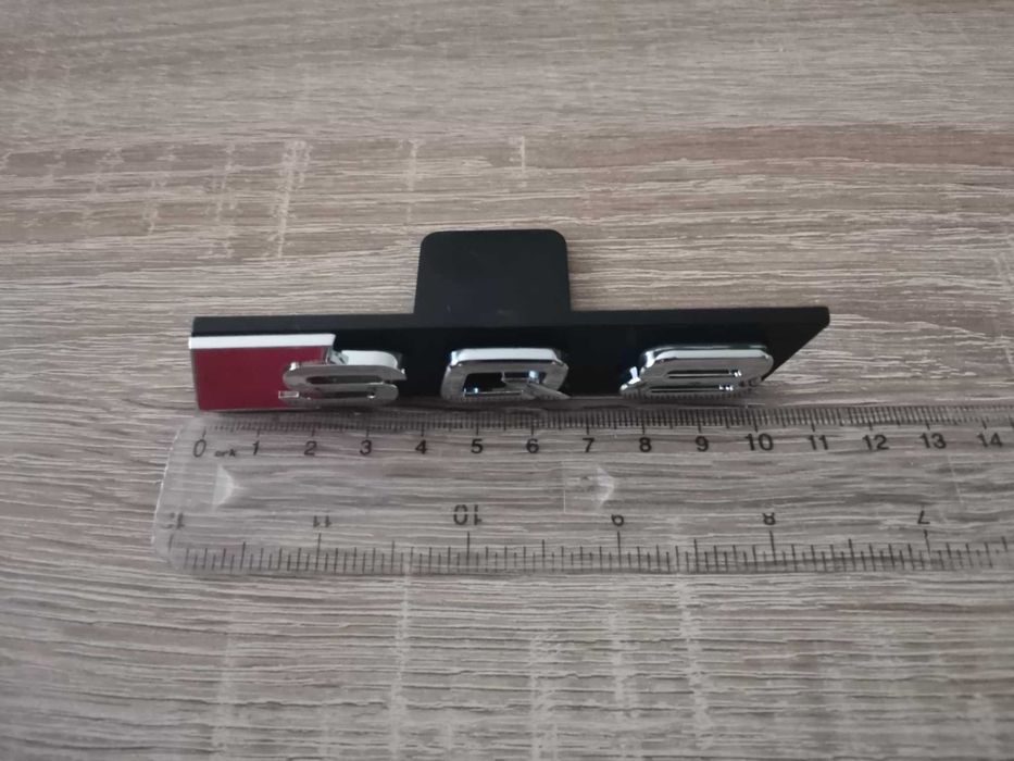 сребриста емблема Audi SQ8 за решетка със стикер