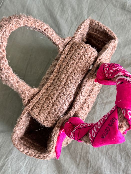 Плетена лятна чанта. Вътре има джоб за телефон.