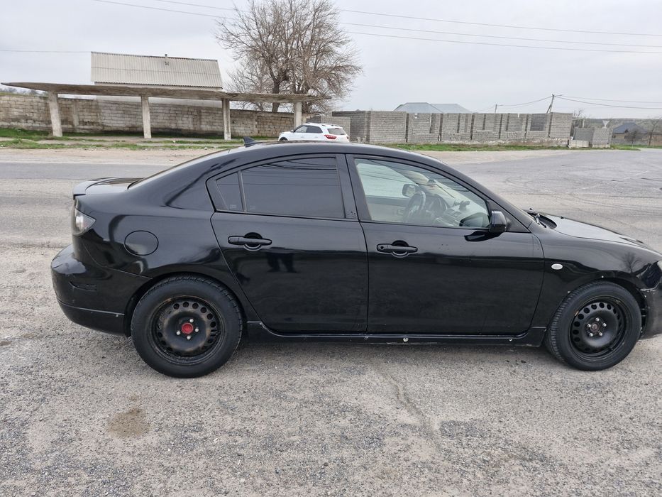 Машина Мазда 3 чорный