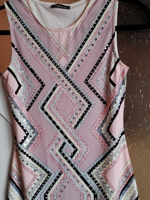 Продавам рокля с камъни