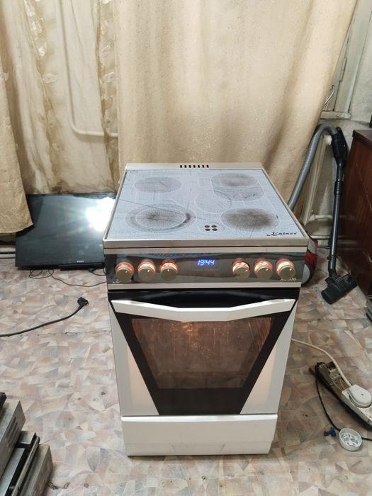 Продам стеклокерамическую плиту Kaiser