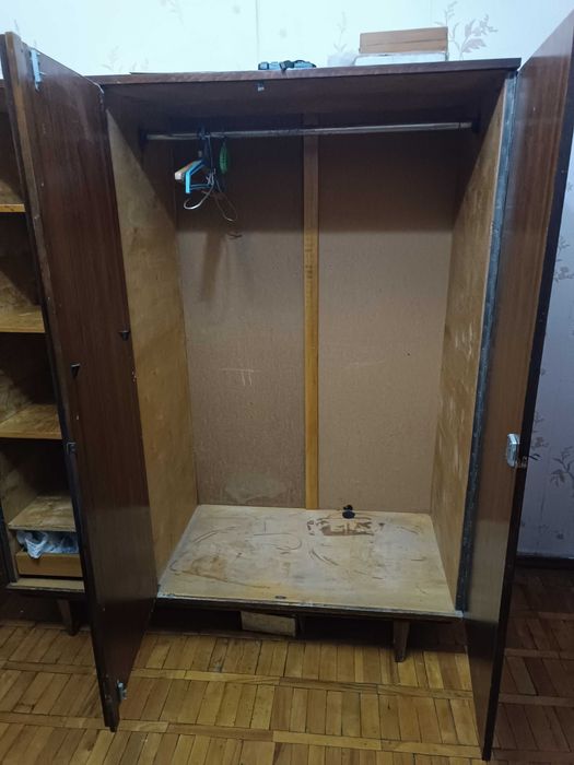 Продам деревянный 3-ех дверный шкаф б/у