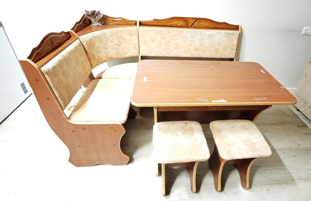 Кухонный стол с диваном и табуретками