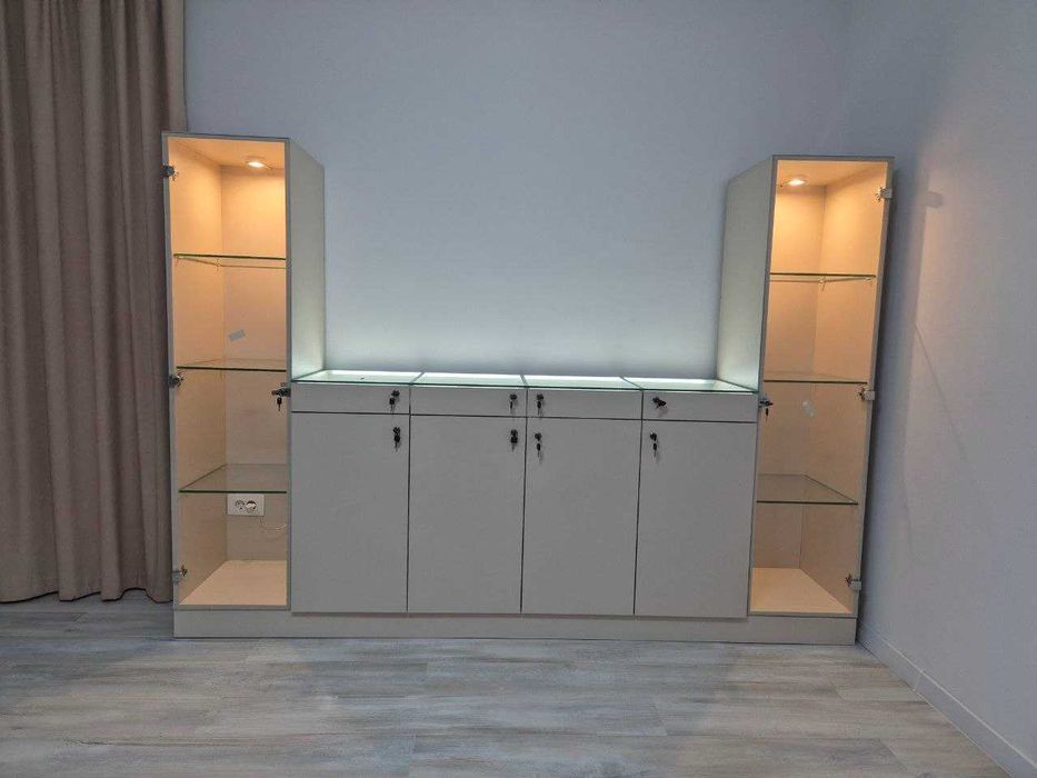 Set mobilier comercial / Vitrine sticlă și pult expozițional cu iluminare LED și chei