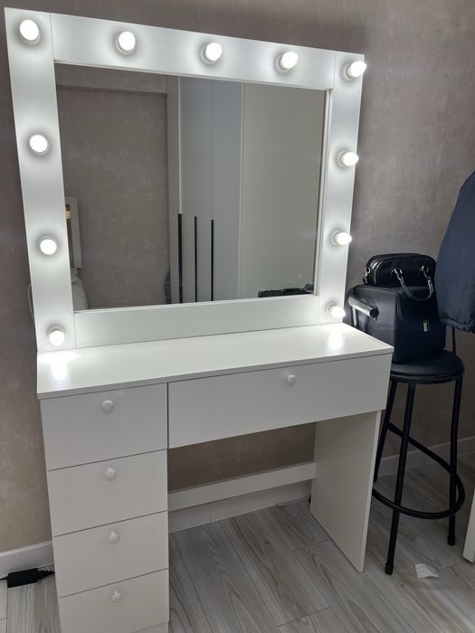 Продам стол для макияж