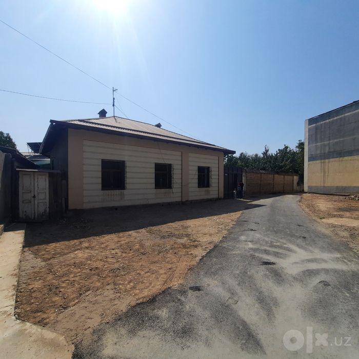 Продается участок с домом в городе Янгиюле.