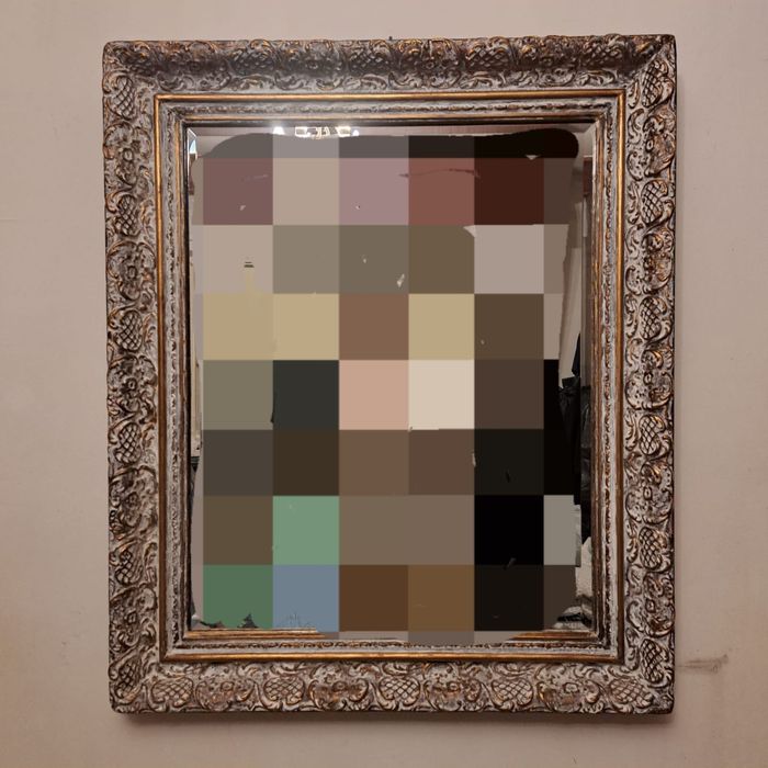 Oglindă cu faset, în ramă de lemn.